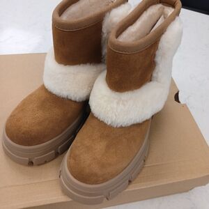 NWT UGG Tan and Cream Winter Boots